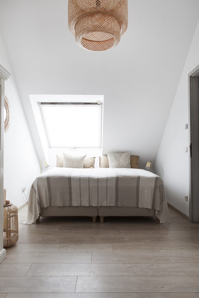 Umgestaltung Urlaubsfeeling in ein Schlafzimmer bringen von HEJ.HEM Interior Berlin