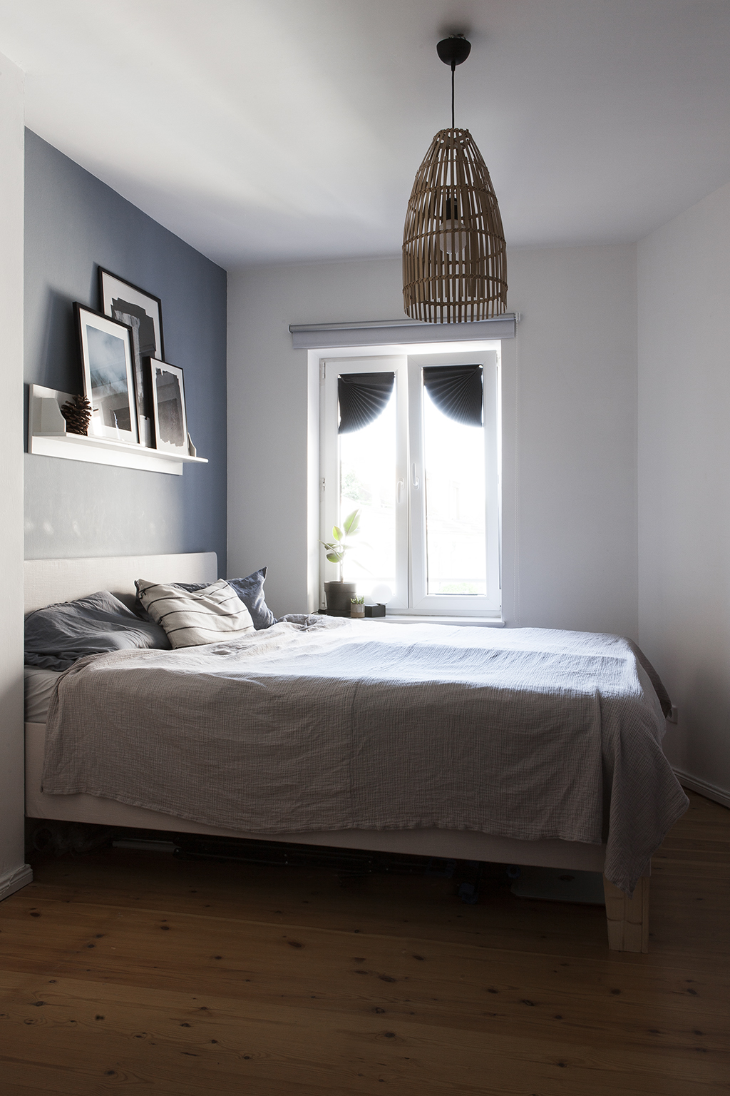 Schlafzimmer mit blauer Wand