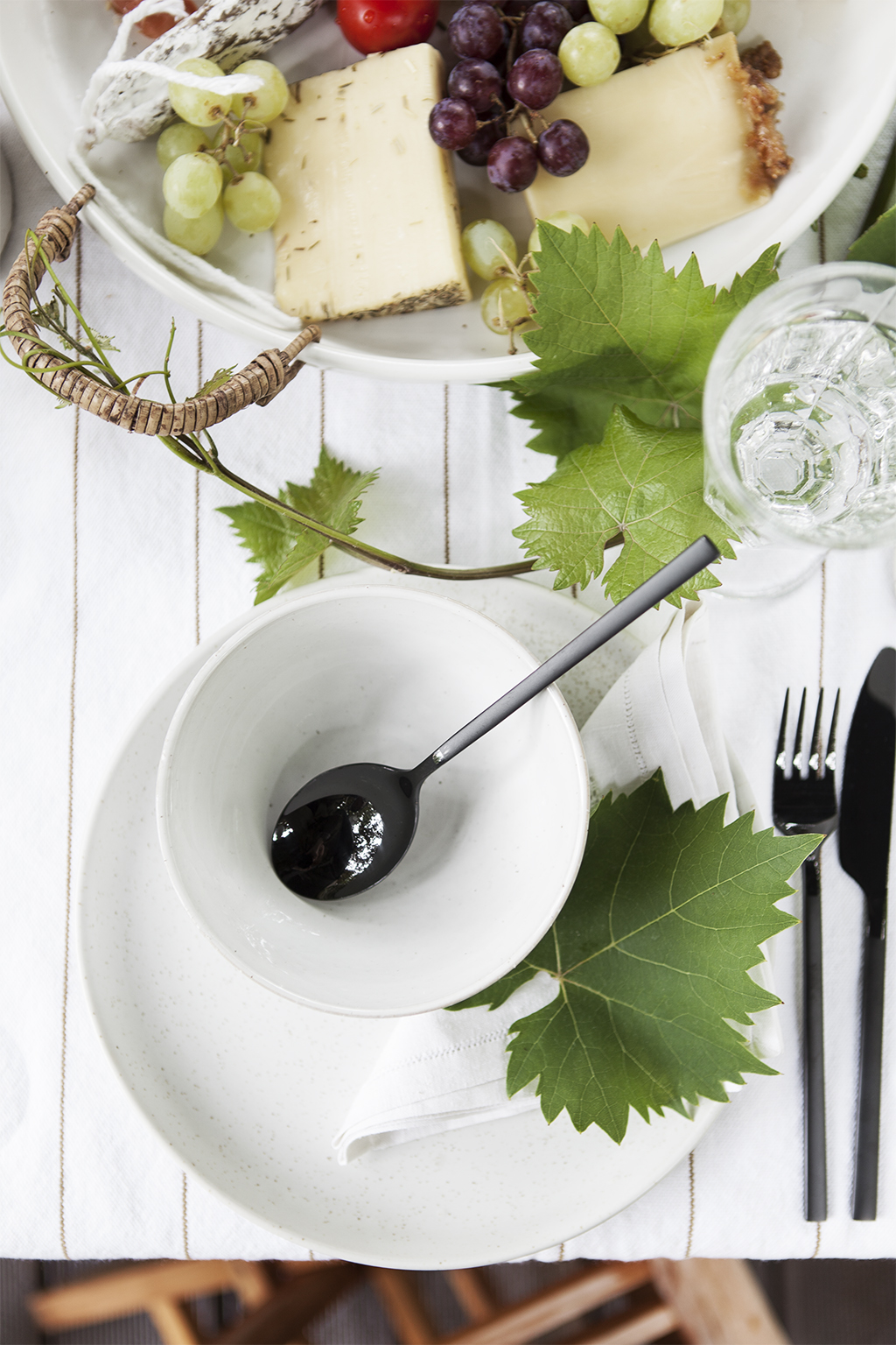 Schwedisches weißes Geschirr mit Löffel und Tablett von Nordliebe