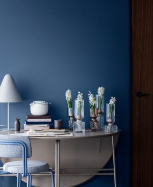 Wunderschöne mundgeblasene Vase Hyacint von Broste Copenhagen. Einzigartigkeit und gleichzeitig eine klassische Form stehen hier für den skandinavischen Stil. Die Vase ist ein besonderer Blickfang auf dem Esstisch, Sideboard oder Beistelltisch. Ob mit Blumen oder einfach als stilvolles Deko-Objekt, sie verleiht jedem Raum das gewisse Extra.-von Hej.Hem Interior