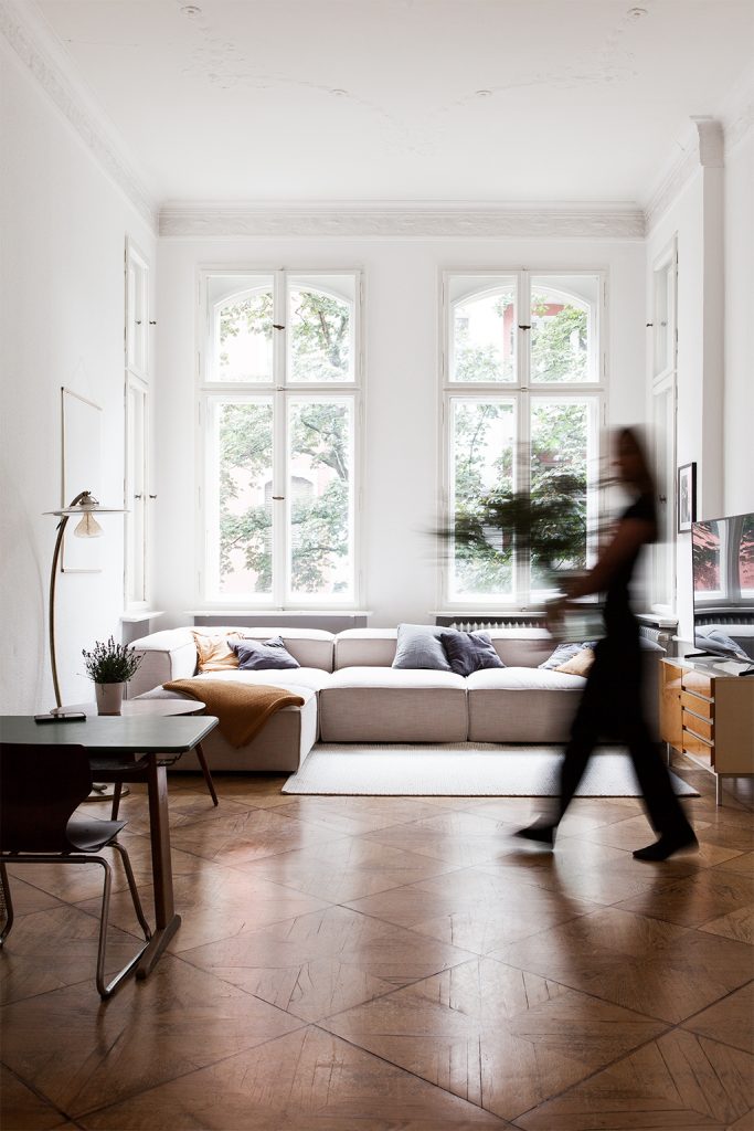 Skanidnavisches Wohnzimmer mit minimalistischen Stilelementen