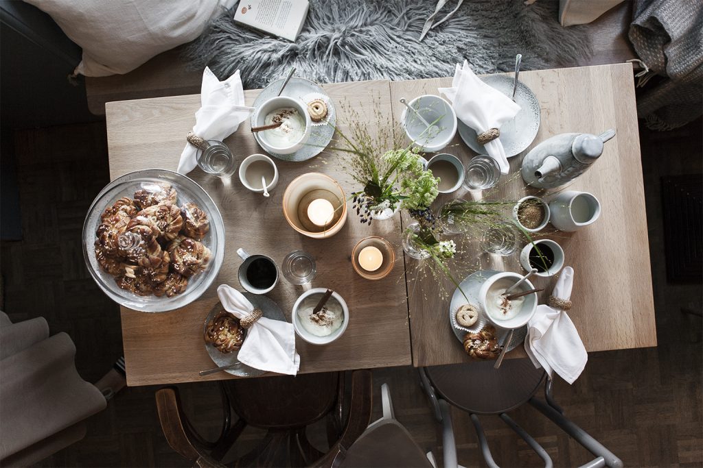 Gedeckter Tisch mit Rustic Geschirr von House Doctor bei Nordliebe erhältlich