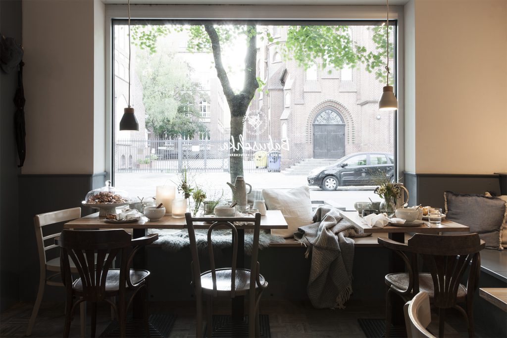 Skandinavisch gedeckte Tischtafel im Café Babushka
