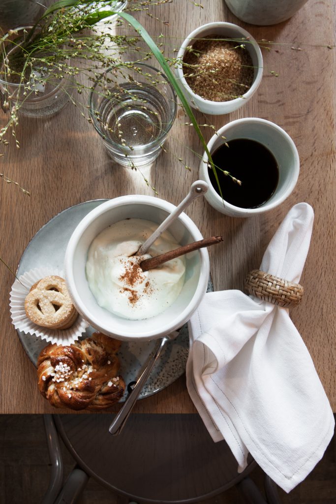 Teller Set mit Kaffeetasse, Schüssel, Rustic Kuchenteller und Stoffserviette