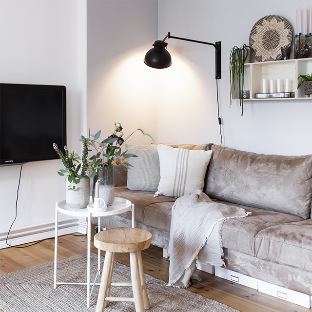 Wohnzimmer mit brauner Couch und Kissen, Decken und Vasen von HEJ.HEM Interior Onlineshop