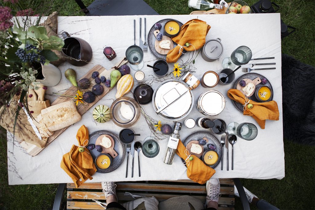 Herbstliche Tischdekoration mit senffarbenen Stoffservietten und Nordliebe Produkte