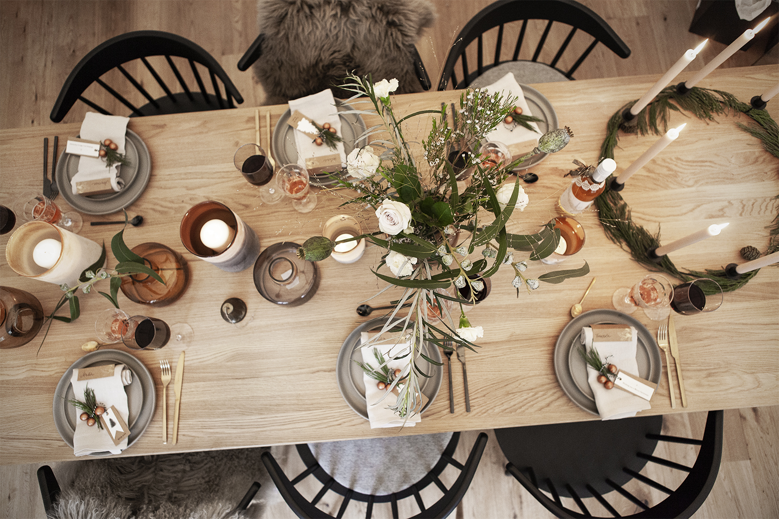 Skandinavische Tischtafel mit Geschirr von Nordliebe zu Weihnachten