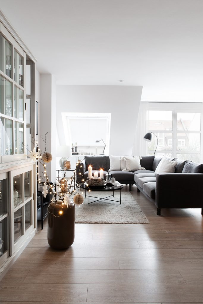 Skandinavische Weihnachten im Wohnzimmer im schwarzweiß Stil