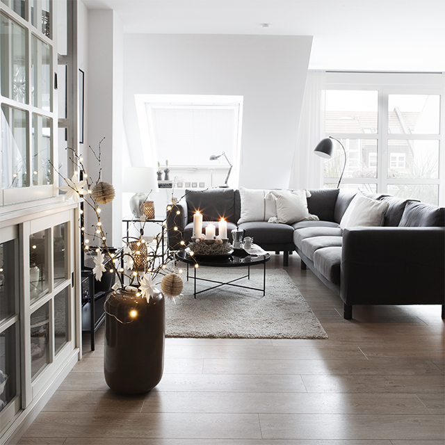 Skandinavische Weihnachten im Wohnzimmer im schwarzweiß Stil