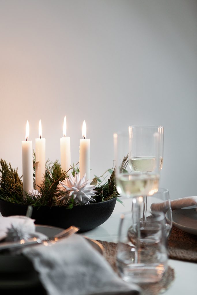 schwarzer Adventskranz / Kerzenhalter von Storefactory von Nordliebe auf gedeckten Esstisch