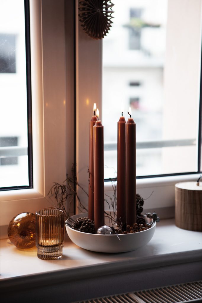 Lidatorp Kerzenhalter in der Farbe Braun auf Fensterbank mit Weihnachtskugeln und Geäst