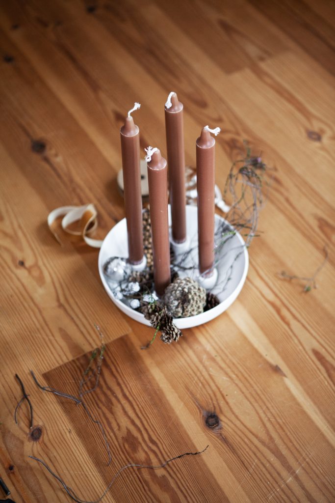 Lidatorp Kerzenhalter mit braunen Kerzen und Geäst