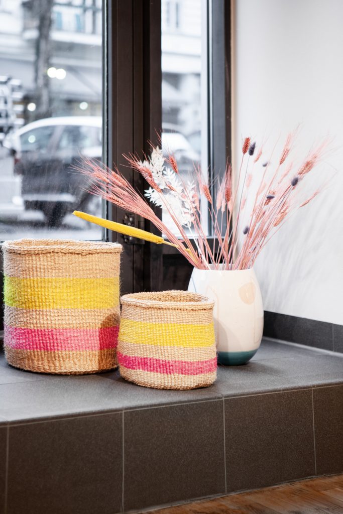 Neon farbige Bastkörbe mit Vase und Trockenblumen von Novel Berlin
