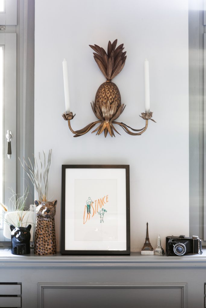 Details wie der Ananas Kerzenständer, Bilderrahmen und Vasen als Tiermotive aus Wohnzimmer bei Miriam Jacks