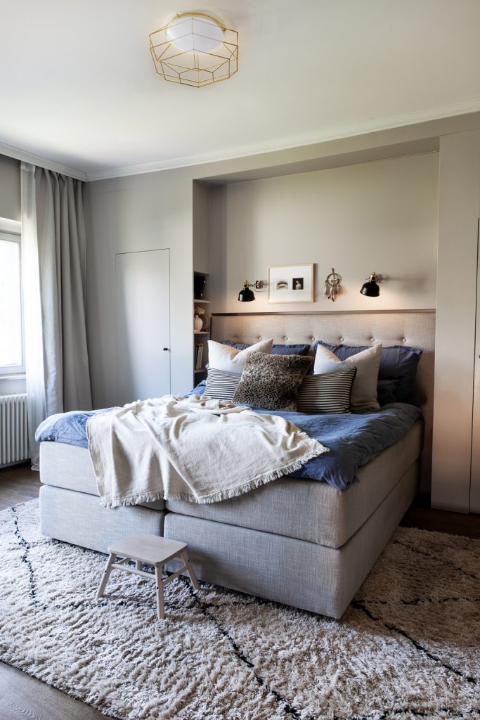 Schlafzimmer mit großem Doppelbett, blauem Bettbezug bei Miriam Jacks