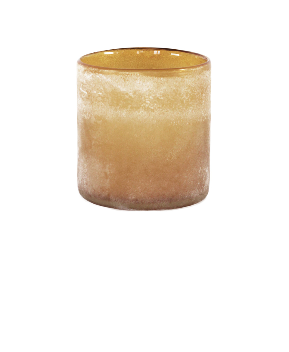 Handgefertigter Kerzenhalter aus farbigem Milchglas in der Farbe Bernstein. Da sie von Hand gefertigt werden, ist jedes Produkt einzigartig in Farbe und Form - von HEJ.HEM Interior