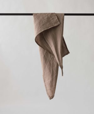 Hübsches und weiches Küchentuch aus gewaschenen Leinen in einem warmen kastanienbraun mit einer Schlaufe zum Aufhängen - von HEJ.HEM Interior