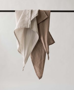 Hübsches und weiches Küchentuch aus gewaschenen Leinen in einem warmen kastanienbraun mit einer Schlaufe zum Aufhängen - von HEJ.HEM Interior