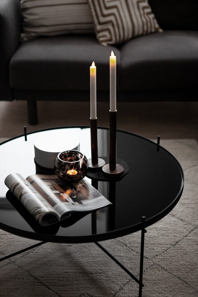 schwarzer Couchtisch mit Kerzenleuchtern, Teelicht, Zeitschrift -von Hej.Hem Interior