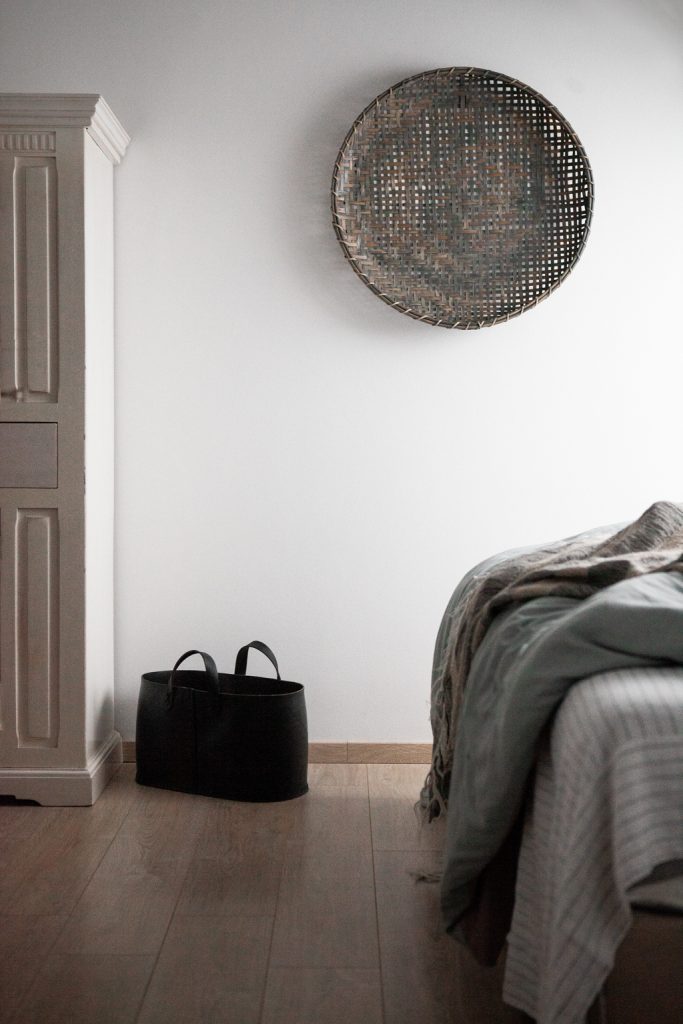 grauer Wandkorb an weißer Wand im Schlafzimmer -von Hej.Hem Interior
