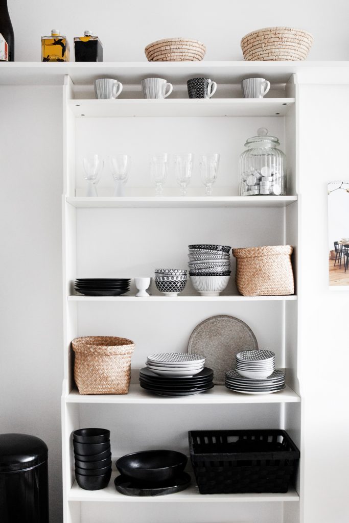 weißes Küchenregal in monochromen schwarz/weiß Tönen dekoriert -von Hej.Hem Interior