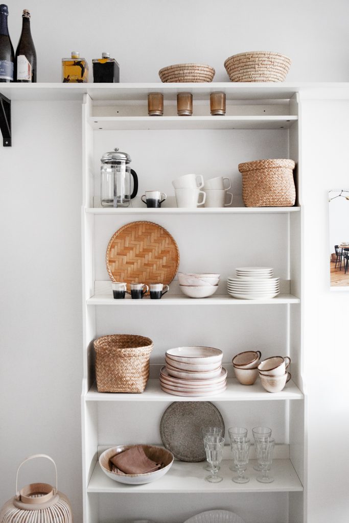 weißes Küchenregal in warmen, erdigenTönen dekoriert -von Hej.Hem Interior